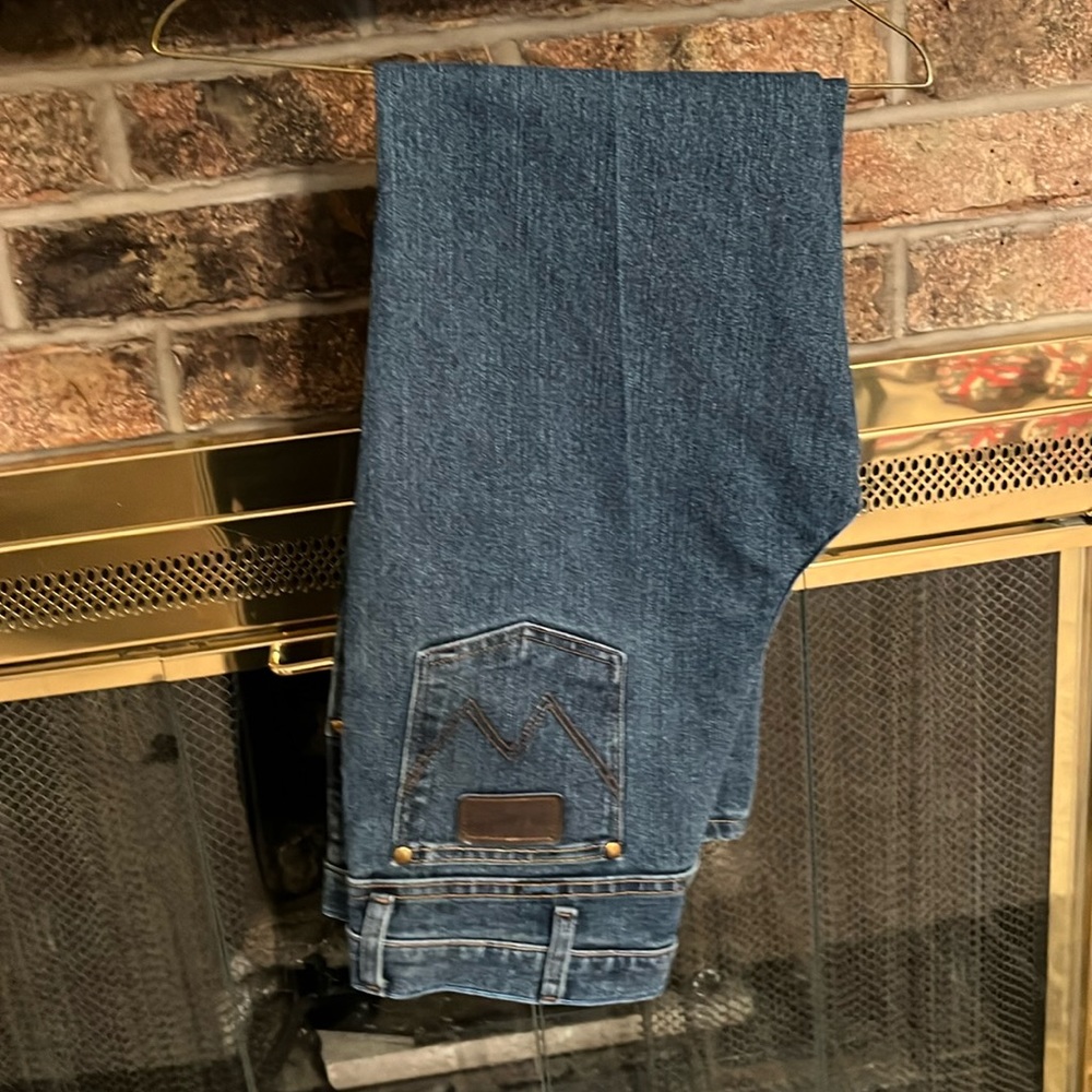 Never worn Wrangler cowboy cut slim fit with cooling technology